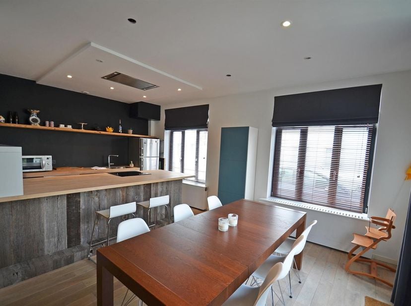 TE HUUR: Mooie woning, gelegen in het Oude Knokke op enkele passen van de Lippenslaan.&lt;br /&gt;
Indeling: gezellige woonkamer met gashaard, volledig inge