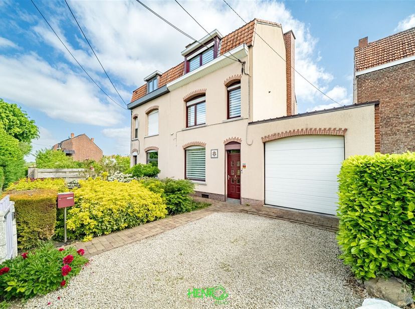Située en retrait de la rue principale, cette agréable maison 3 façades offre un cadre de vie paisible tout en restant proche des commodités.&lt;br /&gt;
Le