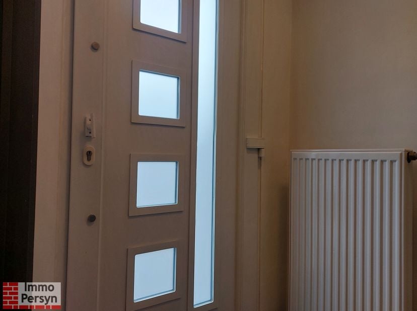 Deze gerenoveerde rijwoning in Scherpenheuvel is perfect voor wie op zoek is naar een instapklare woning met een gezellige stadstuin. De woning is gel