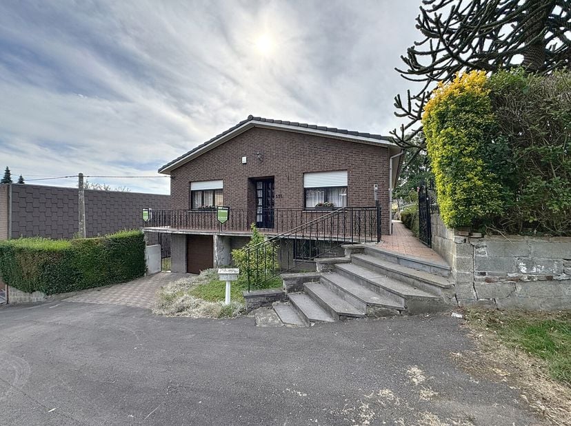 MONTEGNEE: Ne tardez pas à visiter ce bungalow 4 façades, à moderniser , situé dans une impasse mais proche de toutes les commodités. Il se compose co
