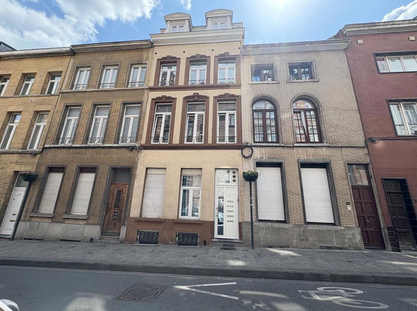 Virtueel bezoek mogelijk via www.living-stone.be en plan je bezoek in.&lt;br /&gt;
Living Stone stelt u dit recent gerenoveerde en moderne appartement voor,