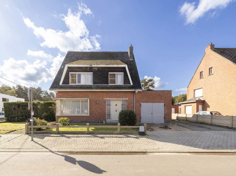 Te renoveren starterswoning met o.a. 3 slaapkamers nabij het centrum van Nijlen.&lt;br /&gt;
Indeling GLV: inkomhal; apart toilet; inpandige garage; ruime w