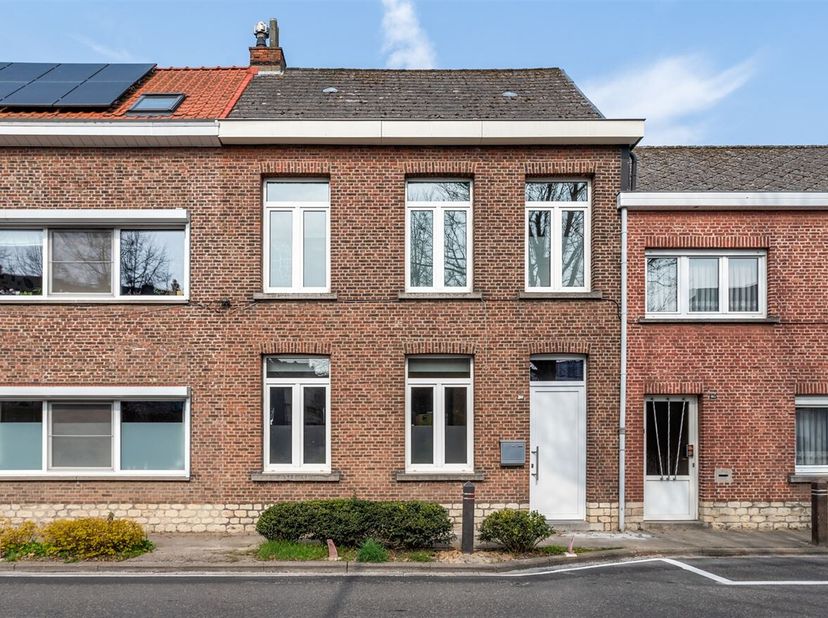 Karaktervolle woning (166m²) voorzien van 3 slaapkamers op een perceel van 259m² op toplocatie te Hove biedt tal van mogelijkheden!&lt;br /&gt;
Ligging: Gel