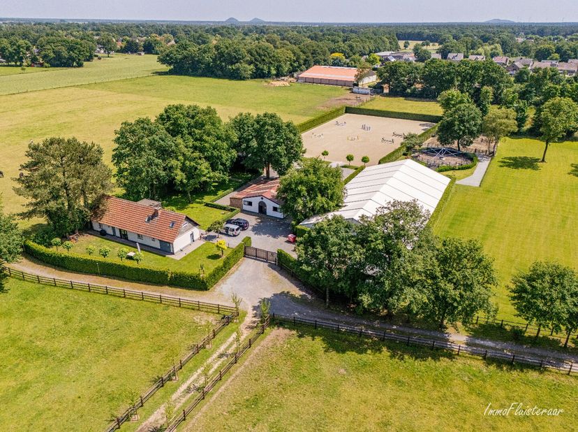 Te midden van het groen, aan het einde van een bijna privé toegangsweg, bevindt zich deze uitzonderlijke eigendom met uitgebreide paardeninfrastructuu