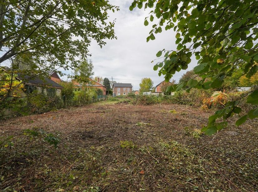 Bienvenue à Jemeppe-Sur-Sambre, où l&#039;Agence PETYT vous propose ce terrain de 7ares 96ca, orienté SUD en façade arrière et idéalement situé dans une ru