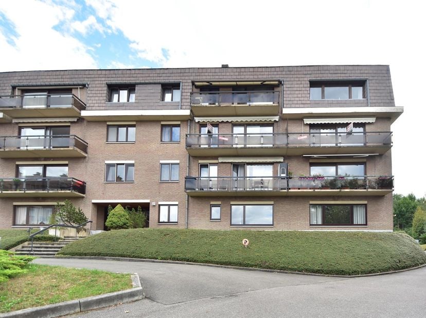 *** OPTION - DANS L&#039;ATTENTE DE LA SIGNATURE DU BAIL *** Situé dans un quartier résidentiel, non loin du centre de Wavre, cet agréable appartement de 6