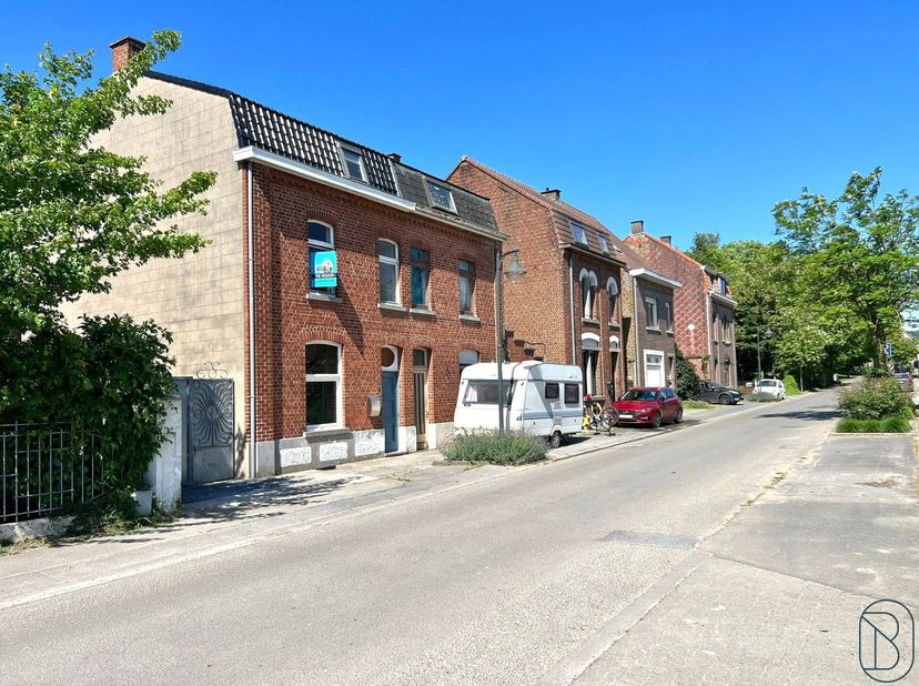 Cette maison 3 façades à rénover est idéalement située à côté dun parc naturel, offrant calme et intimité. La démolition a déjà été effectuée, le nouv