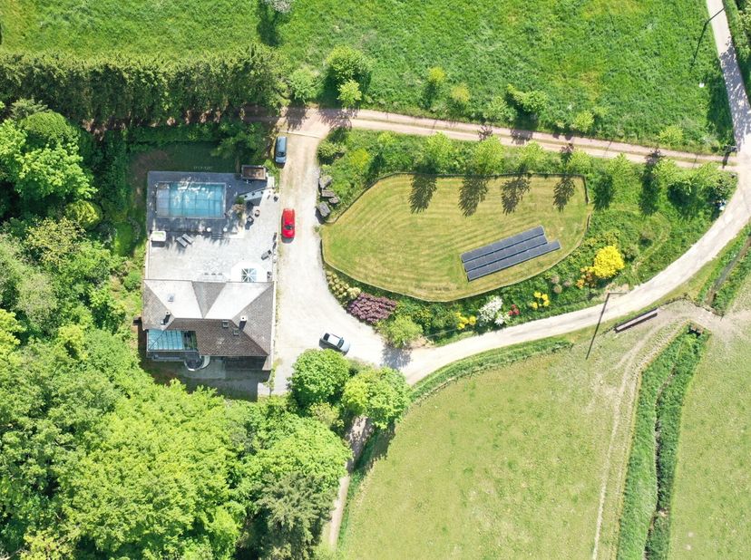 Antoine Immo a le plaisir de vous présenter cette somptueuse villa de standing à Clavier. Nichée au cur dun écrin de verdure, dans une rue en cul-de-s