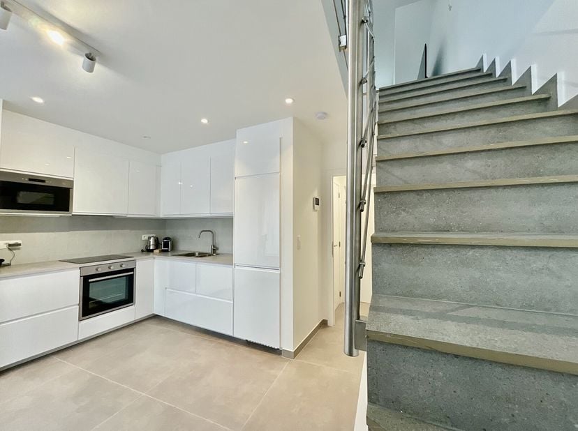 À louer  Superbe duplex meublé au cur de BruxellesSitué à quelques mètres de la Grand-Place, au 34 rue des Chapeliers, ce magnifique duplex entièremen