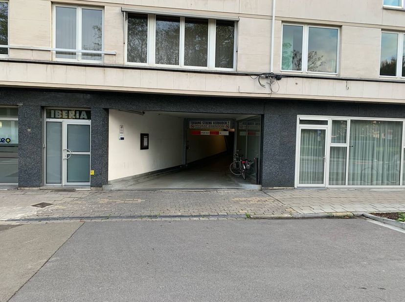 Espace de stationnement spacieux situé dans le centre d&#039;Ostende au quatrième étage du Parking Centrum. Situé à proximité du port de plaisance et de di