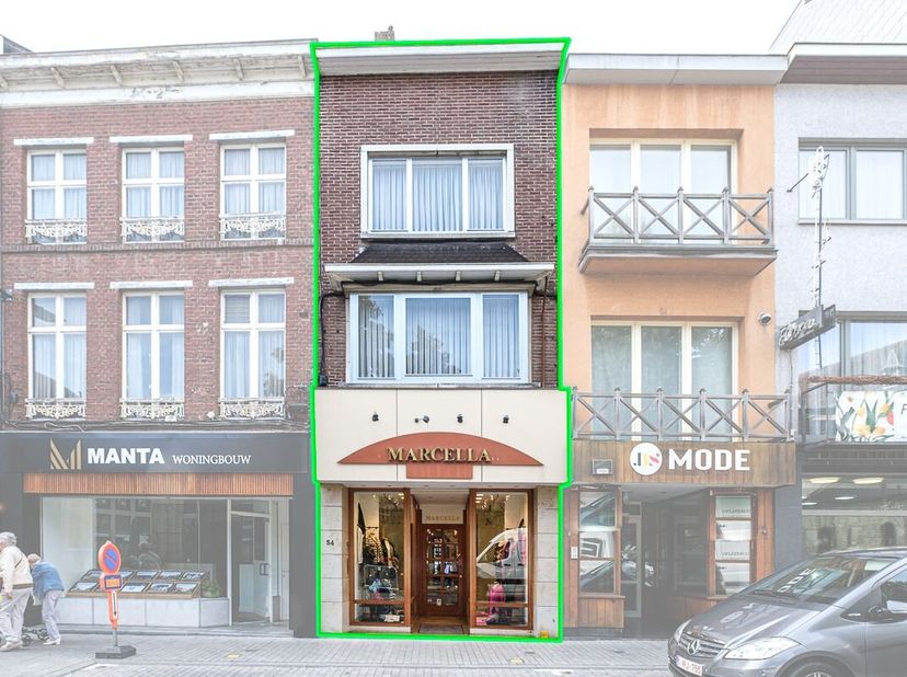 HANDELSPAND MET WOONST IN HET CETRUM VAN SINT-TRUIDEN&lt;br /&gt;
Vooraan in de Stapelstraat, veruit de bekendste winkelstraat van Sint-Truiden, kan men dit