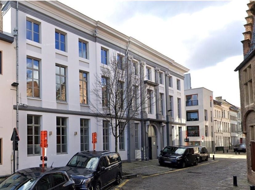 315,92m² gerenoveerde kantoren in authentiek herenhuis (uitbreidbaar tot 1.328,91m²)&lt;br /&gt;
Ligging:  in het historisch centrum van Gent tussen Sint-Ja