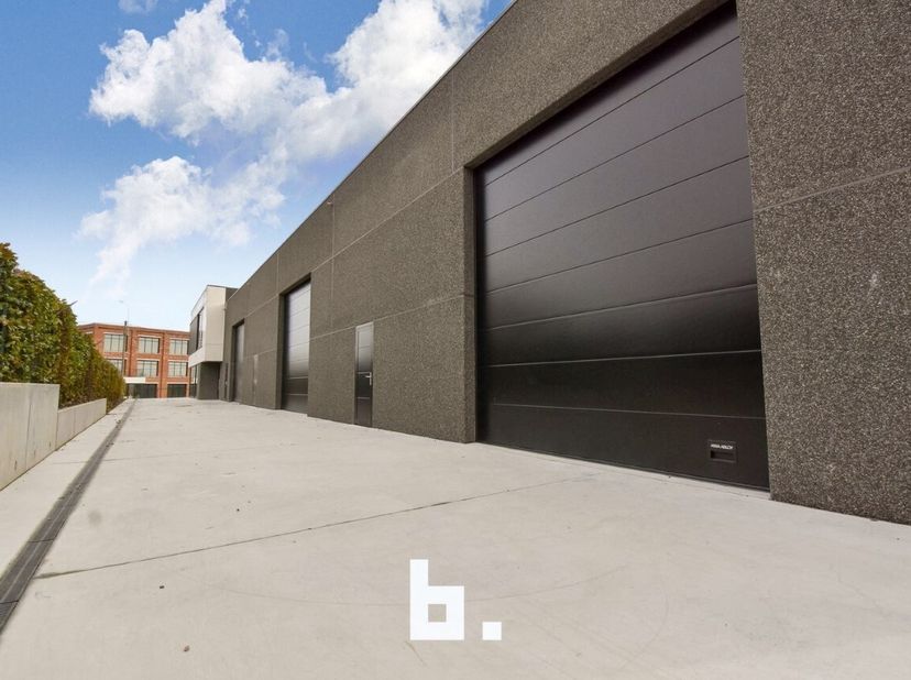 Het ruime nieuwbouwmagazijn (235m²) met gepolierde betonvloer bevindt zich in het industrieterrein te Moorslede.&lt;br /&gt;
Uitrusting:&lt;br /&gt;
- Nieuwbouw i