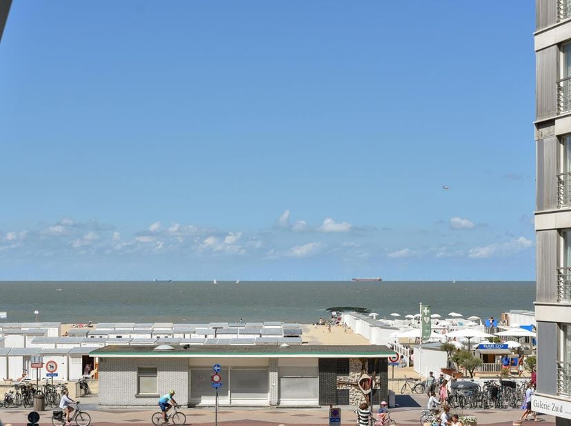 Bel appartement de deux chambres avec vue latérale sur la digue et situé à Plage Albert. Finition top!&lt;br /&gt;
L&#039;appartement est situé à quelques pas de