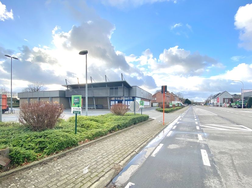 Goed gelegen commercieel gebouw (1.196 m² vloeroppervlakte) gelegen langs de N445 ZELE, bestaande uit handelsruimte met koelcel van +- 25m² en magazij