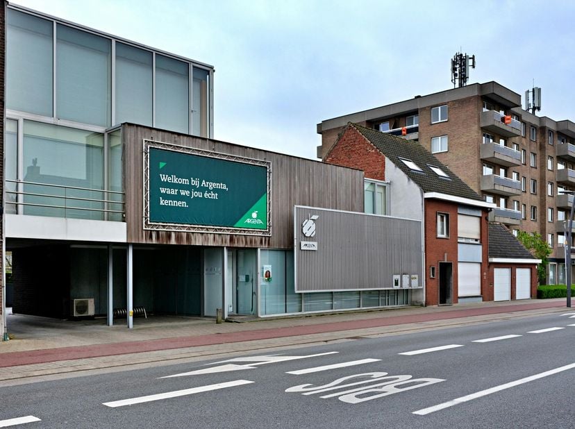 In de Noordlaan te Roeselare, een van de belangrijkste invalswegen van deze bruisende stad, vinden we dit uniek kantoorgebouw terug. Het gebouw bestaa