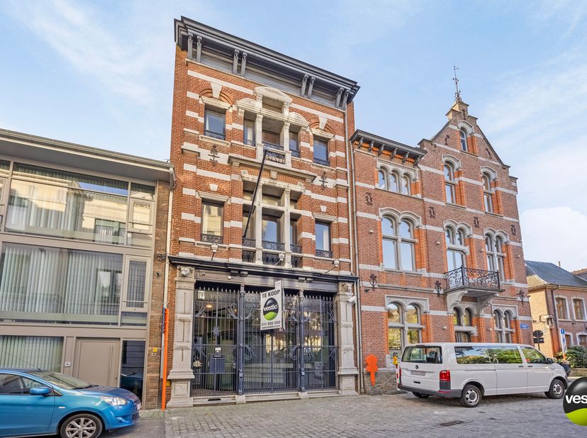 Gelegen in het hart van het historische stadscentrum van Tongeren, aan de Piepelpoel 15, bevindt zich dit imposante handelshuis met de grandeur van ee