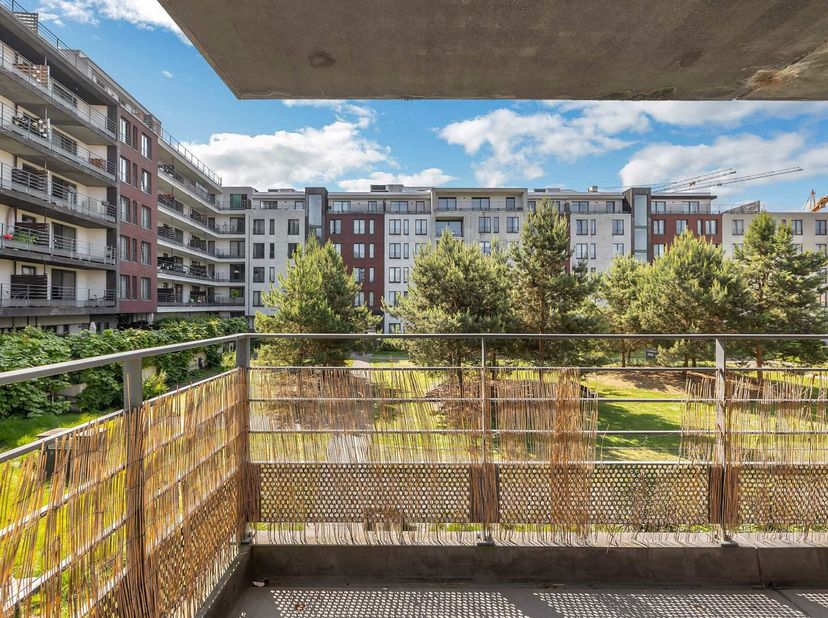 Situé entre le parc Josaphat et le parc Georges-Henri, au troisième étage d&#039;un immeuble récent de 2009, nous vous proposons ce bel appartement avec te