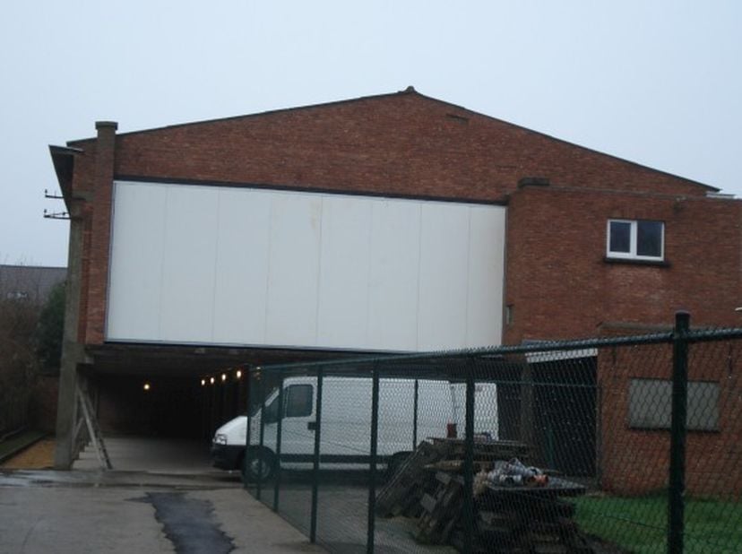 professionele opslagplaatsen / ateliers op eerste verdieping van een bedrijfsgebouw, geïsoleerd dak, water, elektriciteit, drijfkracht, natuurlijk lic