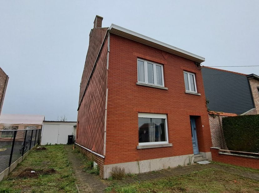 Située à la frontière avec Tienen, à seulement 4 km du centre, vous trouverez cette spacieuse maison familiale à rénover pour un confort contemporain,
