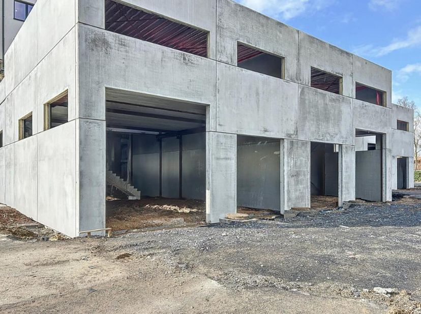 Ontdek deze uitstekend gelegen KMO-units langs de goed bereikbare N8, met een vlotte verbinding naar Ronse, Avelgem, Oudenaarde, Deerlijk en Waregem.