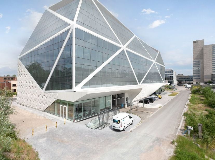 Deze exclusieve nieuwbouw kantoorruimte van 2.714 m² bevindt zich op de vierde verdieping van het iconische Diamond Building, een hoogwaardig kantoorg