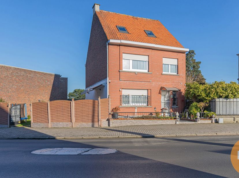 ERPE-MERE - Deze ruime woning is volledig instapklaar en vindt u in het centrum van Mere. De ligging van dit pand is bijzonder aantrekkelijk met schol
