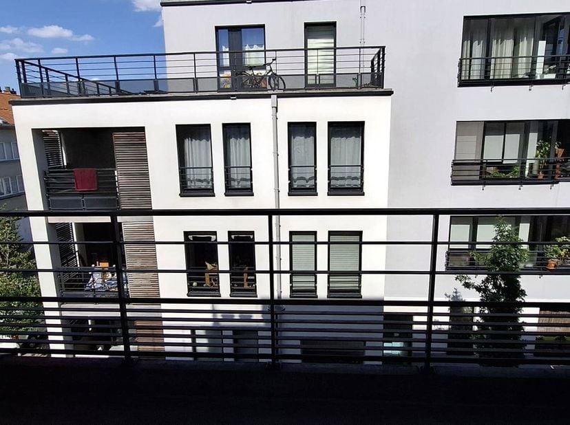 In deze rustige wijk te Jette vinden we dit verzorgd appartement op de tweede verdieping met de volgende indeling:&lt;br /&gt;
Ruime inkomhal met apart toil