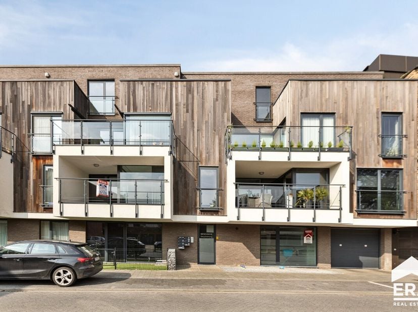Prachtig en instapklaar appartement met 1 slaapkamer, gelegen in het centrum van Lommel. Kelderberging en ondergrondse parking inbegrepenVolledig voor