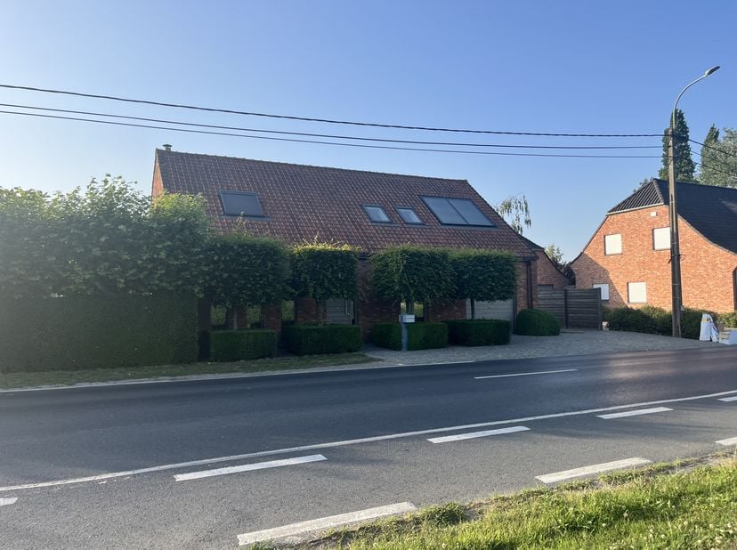 Ben je geïnteresseerd in dit pand te huur in Ieper? Surf dan naar de website www.dewaele.com, klik op de rode knop &#039;Bezoek aanvragen&#039; en vul het huurd