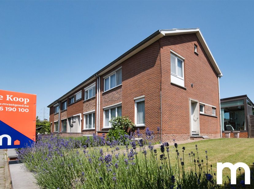 Op een topligging in het charmante Heule vinden we deze kloeke, halfopen gezinswoning met een verrassend ruime indeling en tal van troeven.&lt;br /&gt;
Bij