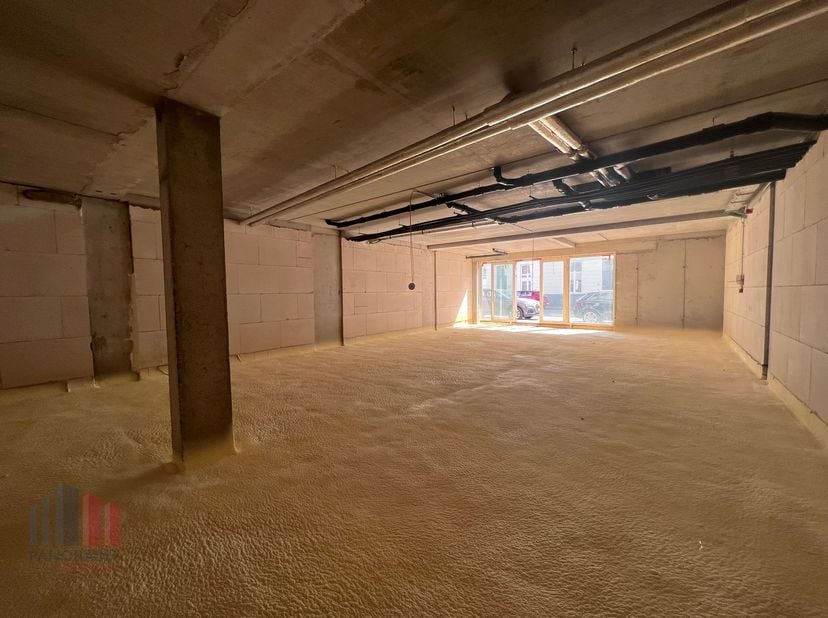 Fenomenaal gelegen nieuwbouw kantoorruimte/handelspand met een oppervlakte van 129 m² te koop aan het Handelsdok, gelegen langs de Doornzelestraat en