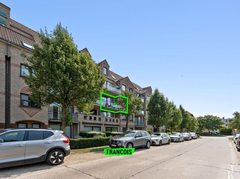 Op rustig doch centrale ligging in hartje De Haan resideert dit instapklaar appartement. Het appartement verwelkomt u met een inkomhal voorzien van ve
