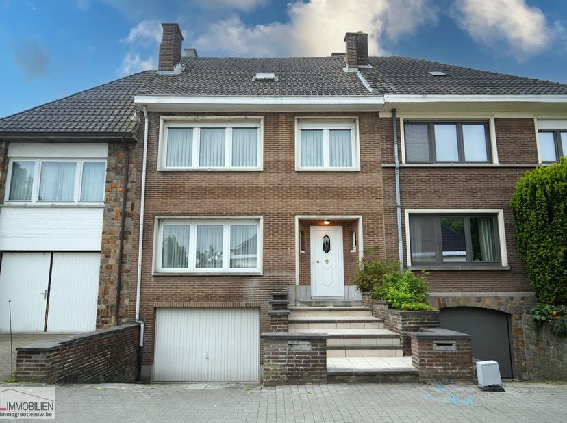 Immo Groot Leeuw stelt u deze tweegevel voor in Sint-Pieters-Leeuw. De woning is opgedeeld op de gelijkvloers met een ruime inkomhal, een woonkamer, e