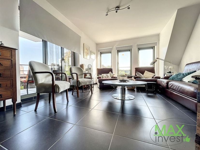 Superbe appartement Place de Luingne avec 2 places de parking en sous-sol.&lt;br /&gt;
Composition : hall d&#039;entrée avec double porte desservant un spacieux