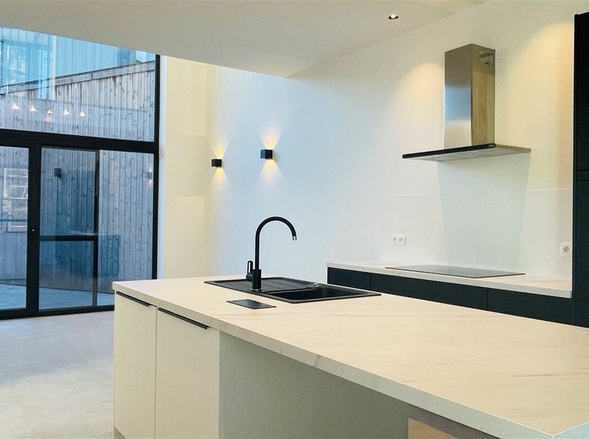 Deze recent gerenoveerde, energiezuinige woning (130 m²) met drie verdiepingen biedt ruimte, licht en comfort in het centrum van Kontich.&lt;br /&gt;
Indeli