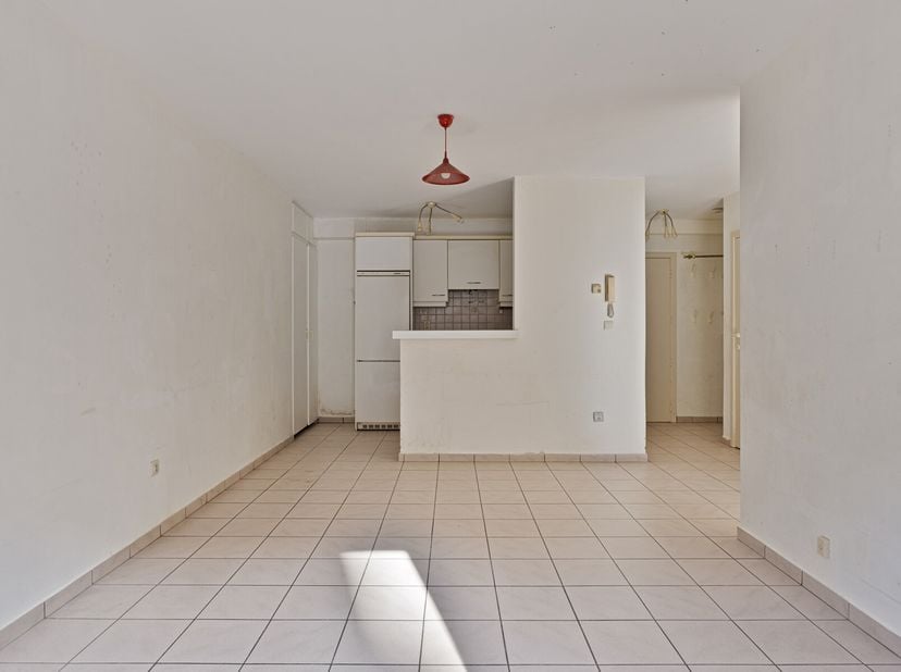 Dit te renoveren éénslaapkamerappartement is uitermate rustig en centraal gelegen, in een doodlopende straat, op fietsafstand van Leuven centrum, vlak