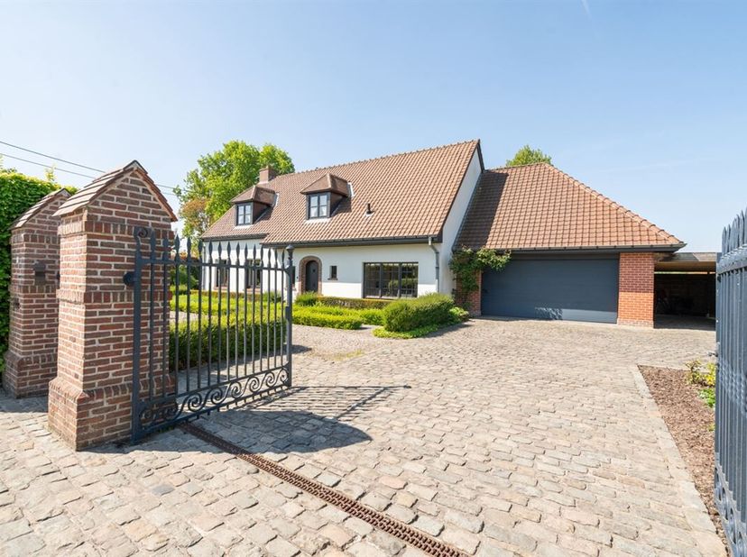 IN OPTIE / COMPROMIS IN OPMAAK&lt;br /&gt;
Charmante instapklare VILLA met 4 (tot 5) slaapkamers, 2 badkamers, dubbele garage &amp; carport op een perceel grond