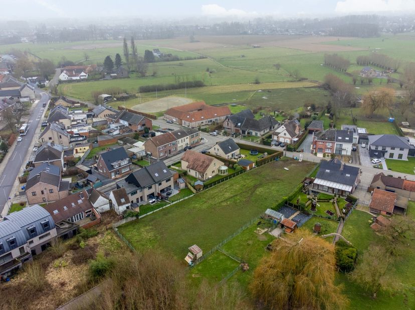 Ontdek deze bouwgrond van maar liefst 2184 m² met een perceelbreedte van ca. 16 meter, gelegen in een rustige woonomgeving. Met zijn ruime perceel bie