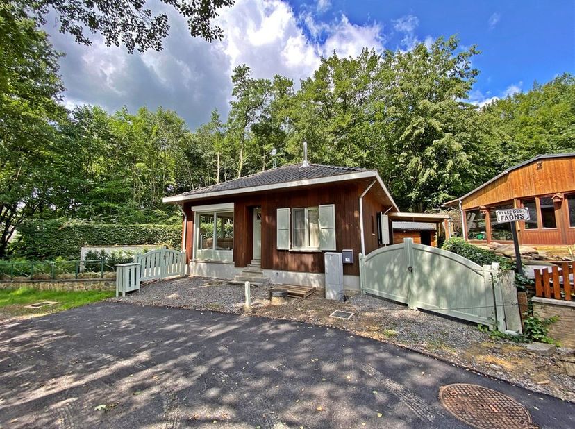 MCA Immobilier vous propose ce joli chalet sur un terrain privé de 201 m². Magnifiquement situé à proximité d&#039;une petite rivière et de la forêt.  Amén