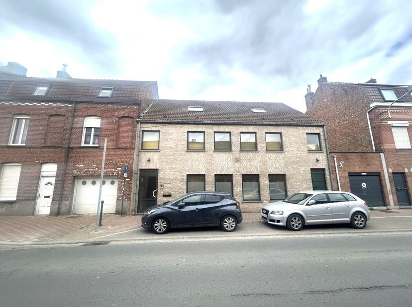Handelspand met woonst en grote tuin te koop in Komen Ben je zelfstandige of op zoek naar een woning met extra ruimte voor je zaak of praktijk? Dit ha