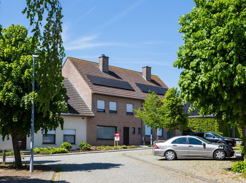 Kaster: Rustig gelegen woning met garage op mooie locatie!Deze woning is gelegen op een hele rustige locatie in het centrum van Kaster.Indeling:U komt