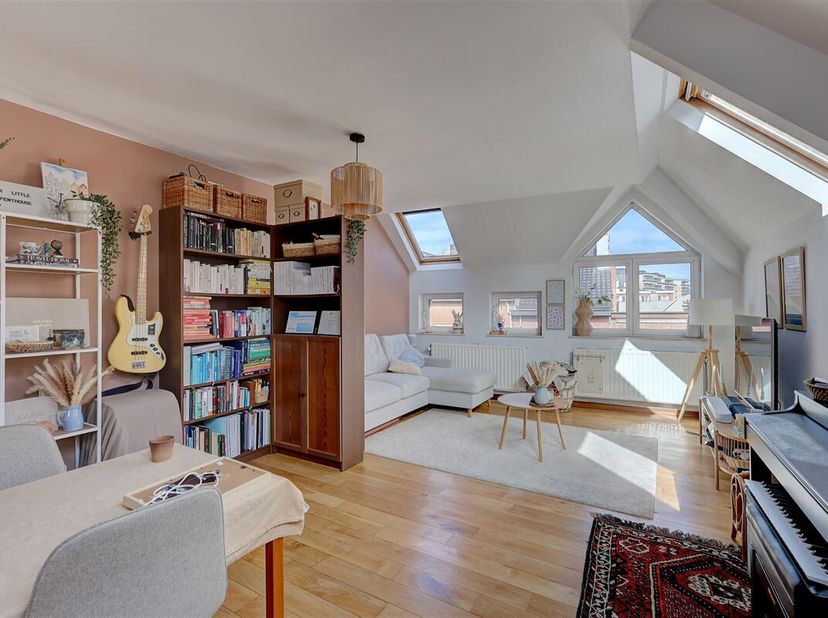 Dit lichtrijk dakappartement is gelegen op een ideale locatie in Mechelen. De ligging is super centraal in het centrum van Mechelen. Met supermarkten,