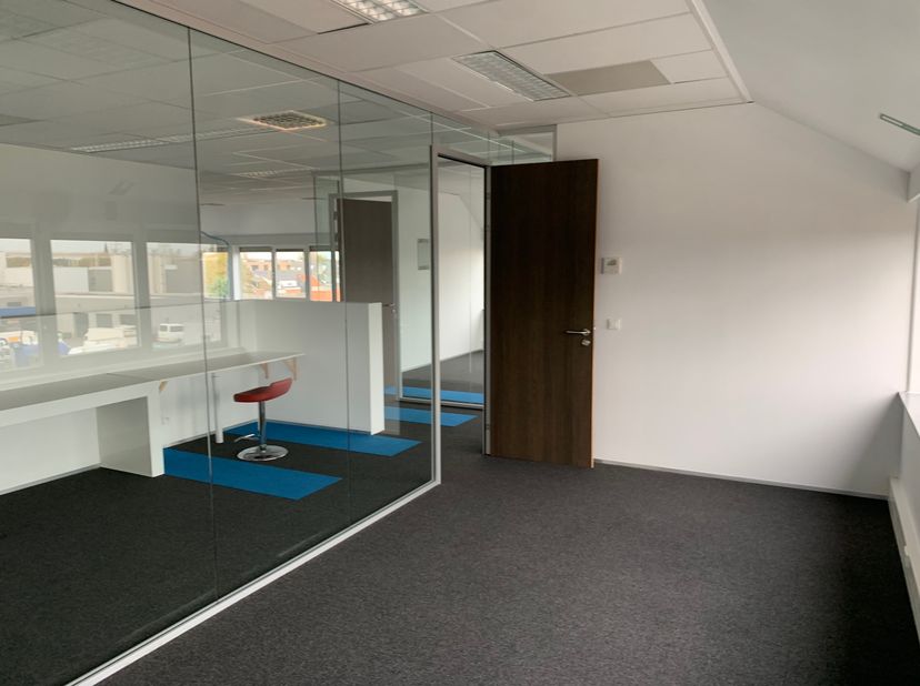 Magnifique espace de bureau Penthouse à 360° à distance de marche de la gare et à proximité du Ring de Bruxelles. 385 m². Équipé de la meilleure clima
