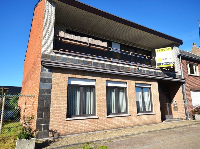 CENTRAAL GELEGEN PAND MET 2 WOONEENHEDEN IN HET CENTRUM VAN HECHTEL! – Interessant pand bestaande uit 2 appartementen en beschikt tevens over twee gar