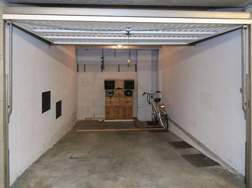 Garagebox te koop in het centrum van Kortrijk, tussen de Grote Markt en de &quot;appel&quot;.&lt;br /&gt;
De garage is vlot toegankelijk en heeft volgende afmetingen: