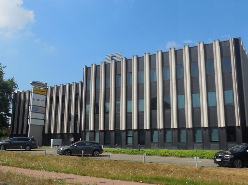 622m² gelijkvloers kantoor (uitbreidbaar tot 2879m² kantoren)&lt;br /&gt;
Ligging: vlakbij op-en afrit E19 en vlot bereikbaar met het openbaar vervoer&lt;br /&gt;