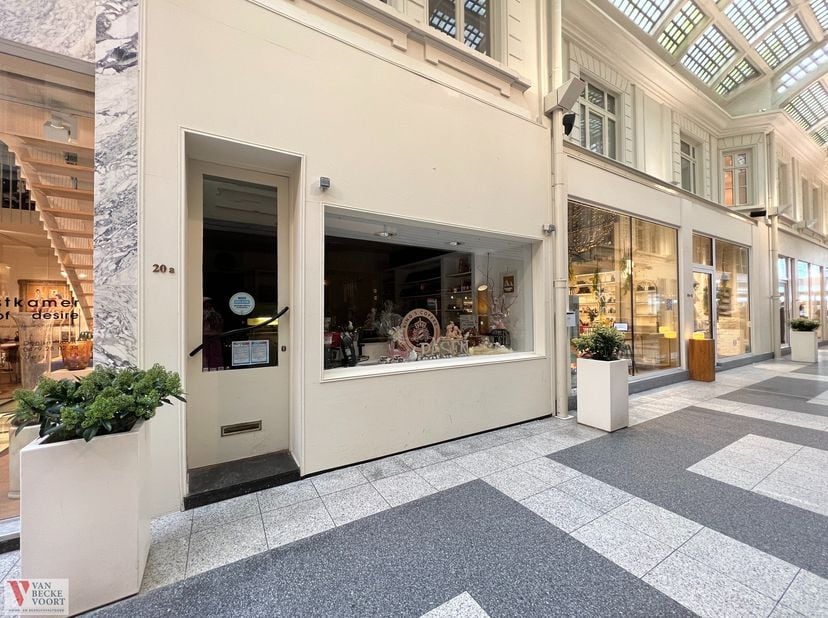 Handelspand op sfeervolle ligging in de James Ensorgalerij te Oostende centrum - welgekende overdekte winkelgalerij - gelijkvloers 30m² bestaande uit