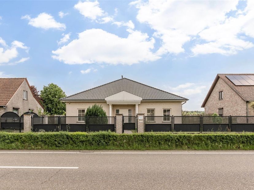 Deze ruime villa aan de Peerderbaan, tussen Pelt en Peer, is ideaal voor wie ruimte en comfort zoekt. De woning is opgedeeld in drie zelfstandige woon