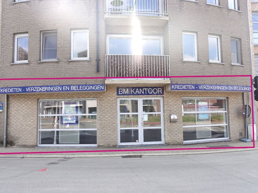 Perfect gelegen handelspand van 85m² met bijhorende berging/stock van 75m². Goed gelegen nabij station en centraal te Lichtervelde. Huurprijs: 950 eur